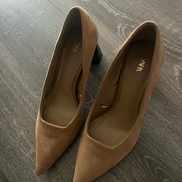 Tan suede pumps with tortoise heel - Picture 5 of 8